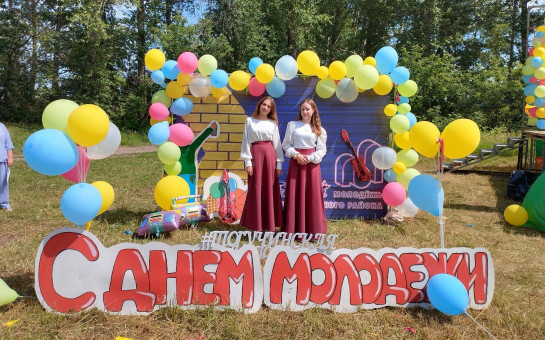 Наши звёздочки Фирсова Евгения и Еланцева Дарья выступили на праздновании Дня молодежи в городе Тогучине!